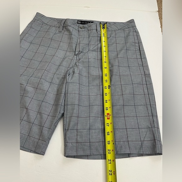 Travis Mathew Gray Plaid Shorts Size 34 - Picture 9 of 9